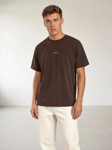 brūns ARMIE T-Krekls 'The Alex Logo T-shirt - Brown'