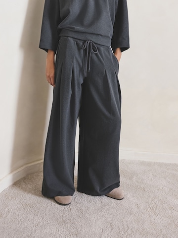 Next Wide leg Bandplooibroek 'N.Premium' in Grijs: voorkant