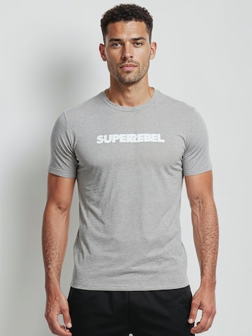 Maglietta 'Keanu' di SUPERREBEL® GEAR in grigio: frontale