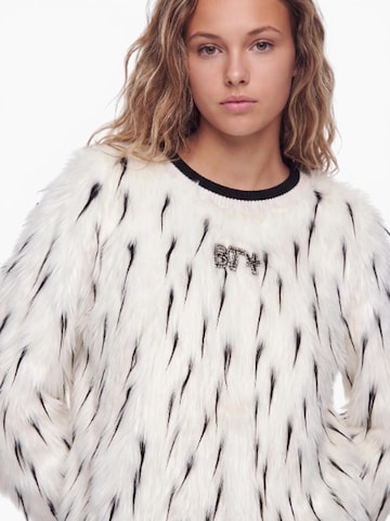 Pullover extra large di BTY in bianco