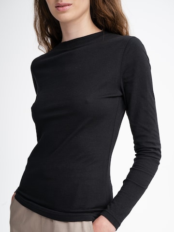 Tricou 'Dhivya' de la MELA pe negru