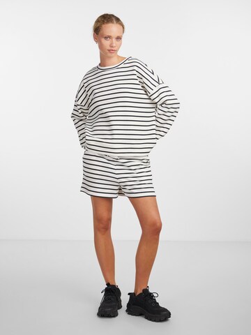 Regular Pantalon 'PCChilli' PIECES en blanc