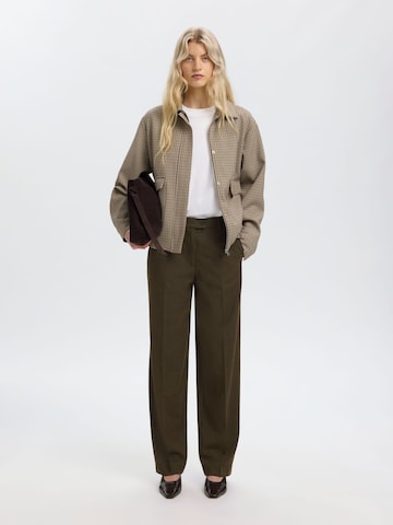 Loosefit Pantaloni con piega frontale di SELECTED in marrone