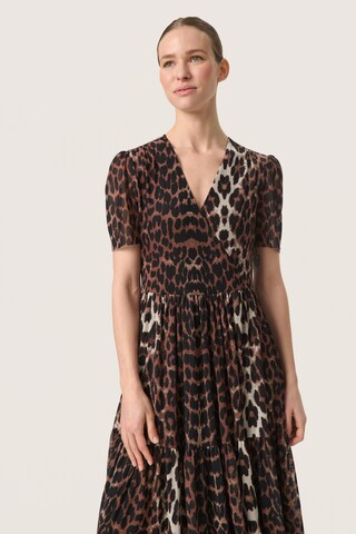 SOAKED IN LUXURY Jurk ' Aldora Nora ' in Bruin