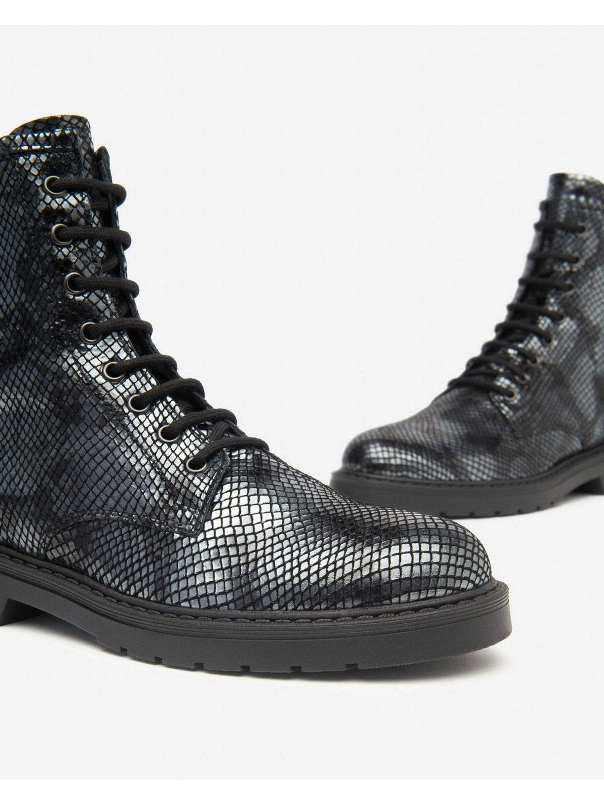 Stivale stringato 'Anfibi Donna - I513946D' di Nero Giardini in nero