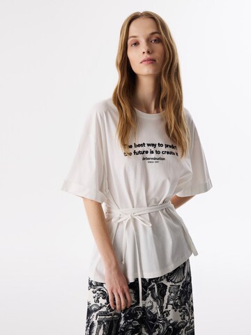 T-shirt oversize Twist en blanc : devant