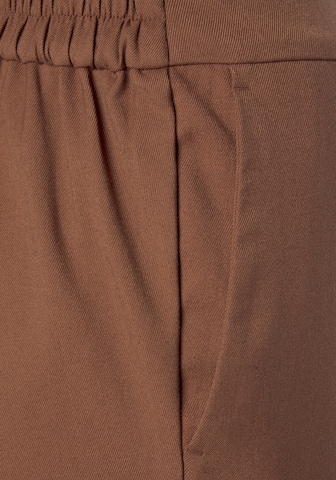LASCANA - regular Pantalón de pinzas en marrón