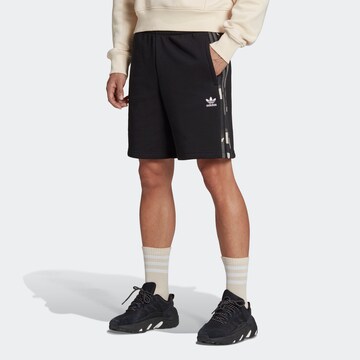 ADIDAS ORIGINALS Regular Shorts 'Graphics Camo 3-Stripes' in Schwarz: predná strana