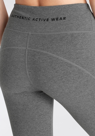 Skinny Pantaloni sportivi di VIVANCE in grigio