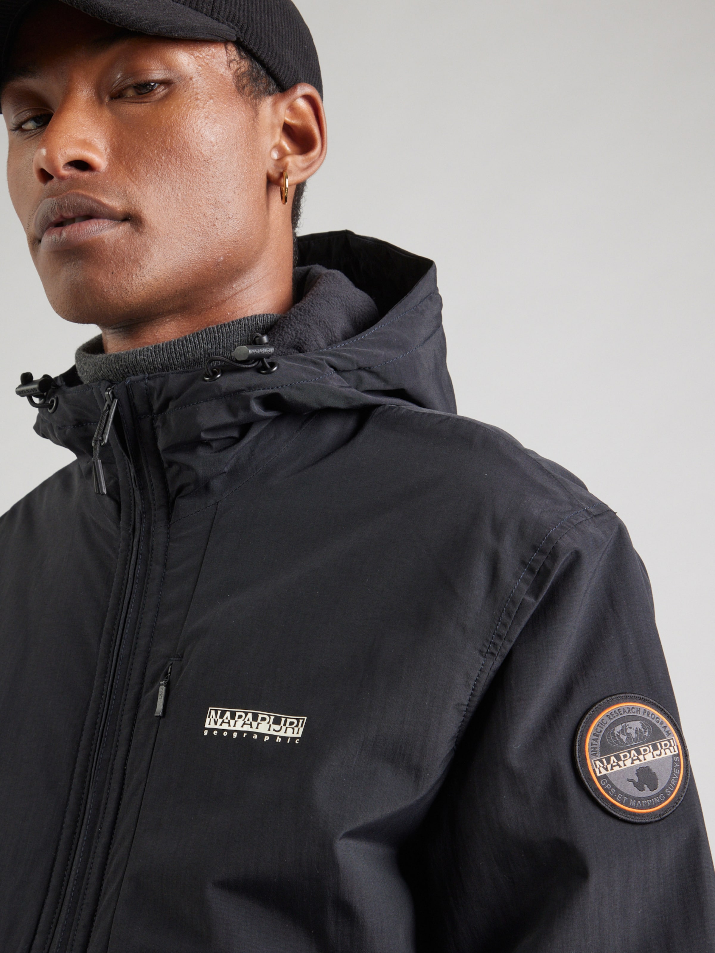 NAPAPIJRI ブラックナイロンジャケット Napapijri Men's Rainforest Water Resistant Hooded Long Sleeve Rain