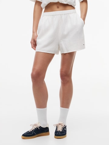 Tommy Jeans Свободный крой Штаны в Белый: спереди