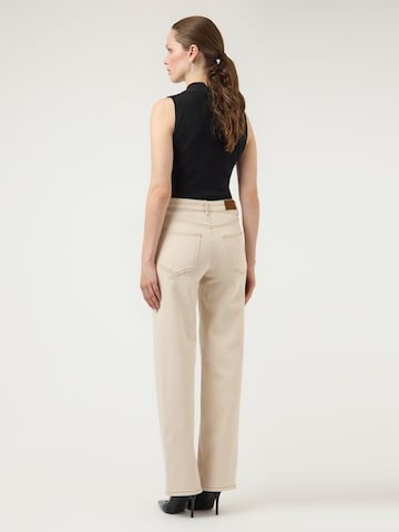 regular Jeans di YAS in beige