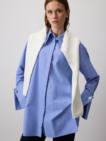 T-shirt 'Striped Shirt With Wide Cuffs' Touché Privé en bleu