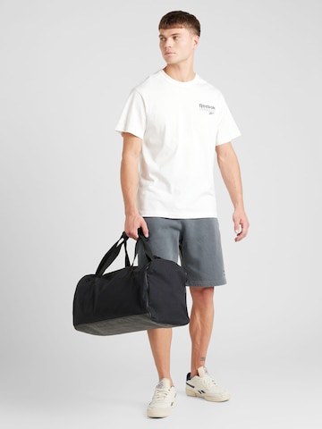 Reebok Regular Sportshorts in Grau