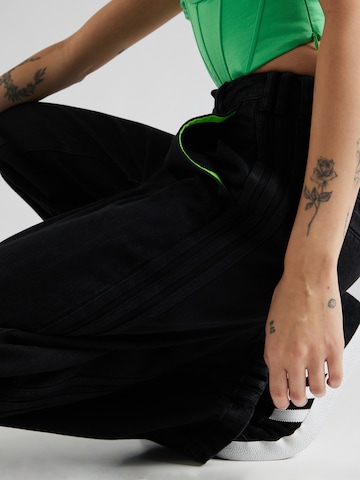 ADIDAS ORIGINALS Szeroka nogawka Jeansy 'Kseniaschnaider 3-Stripes' w kolorze czarny