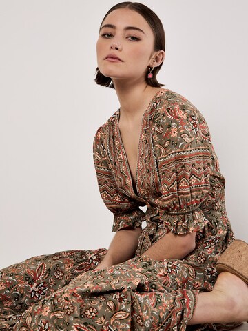 Apricot Sarasa Floral Maxi Dress ' ' in Grün