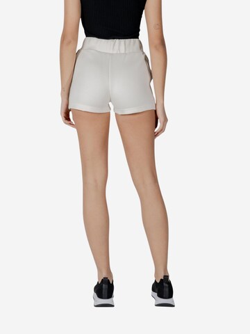 Slimfit Pantaloni sportivi 'BRITNEY V3GD13 KB3P2' di GUESS in beige