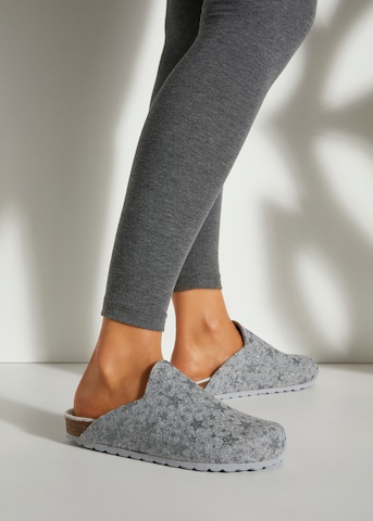 LASCANA Slippers in Grey: front