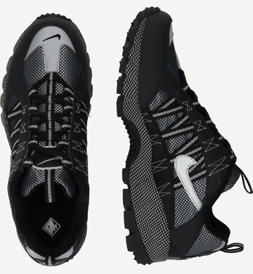 Nike Sportswear Matalavartiset tennarit 'Air Humara' värissä musta