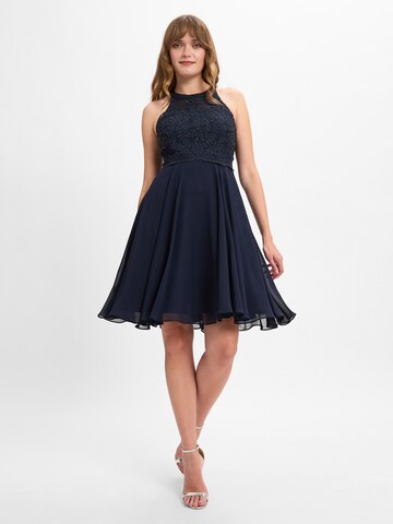 Robe de cocktail Marie Lund en bleu : devant