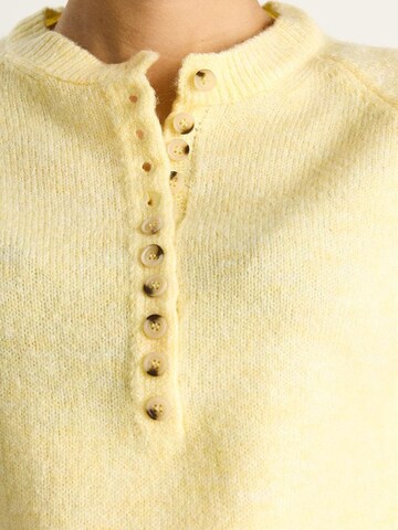 Bianco Lucci Sweater in Yellow