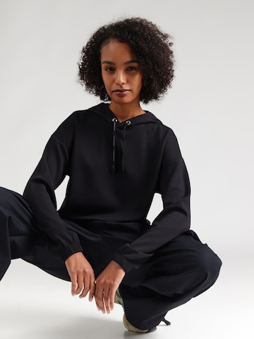 Rukka Спортен суитшърт 'MAAJARVI' в черно: отпред