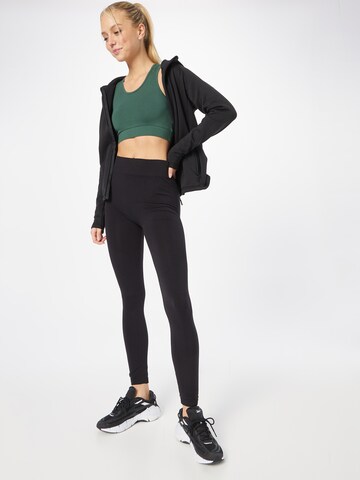 Sport top 'LIA' de la ONLY PLAY pe verde