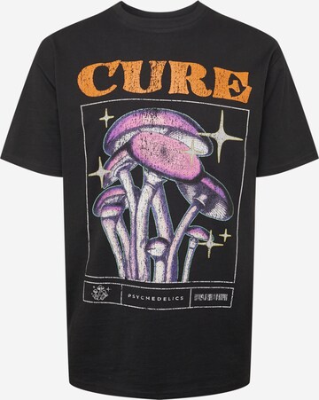 Tricou 'Cure' de la Mister Tee pe negru: față