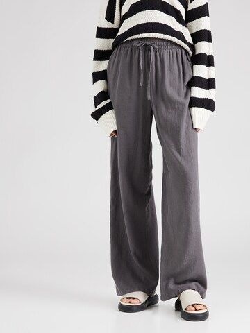 Wide Leg Pantalon 'LINN' VERO MODA en gris : devant