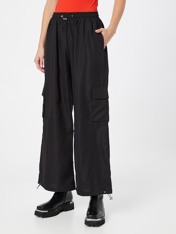 SISTERS POINT - Pierna ancha Pantalón 'NECA' en negro: frente