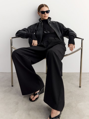Wide leg Pantaloni con pieghe di Bhoem in nero