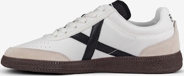 Sneaker bassa 'RUMBA' di MUNICH in bianco: frontale