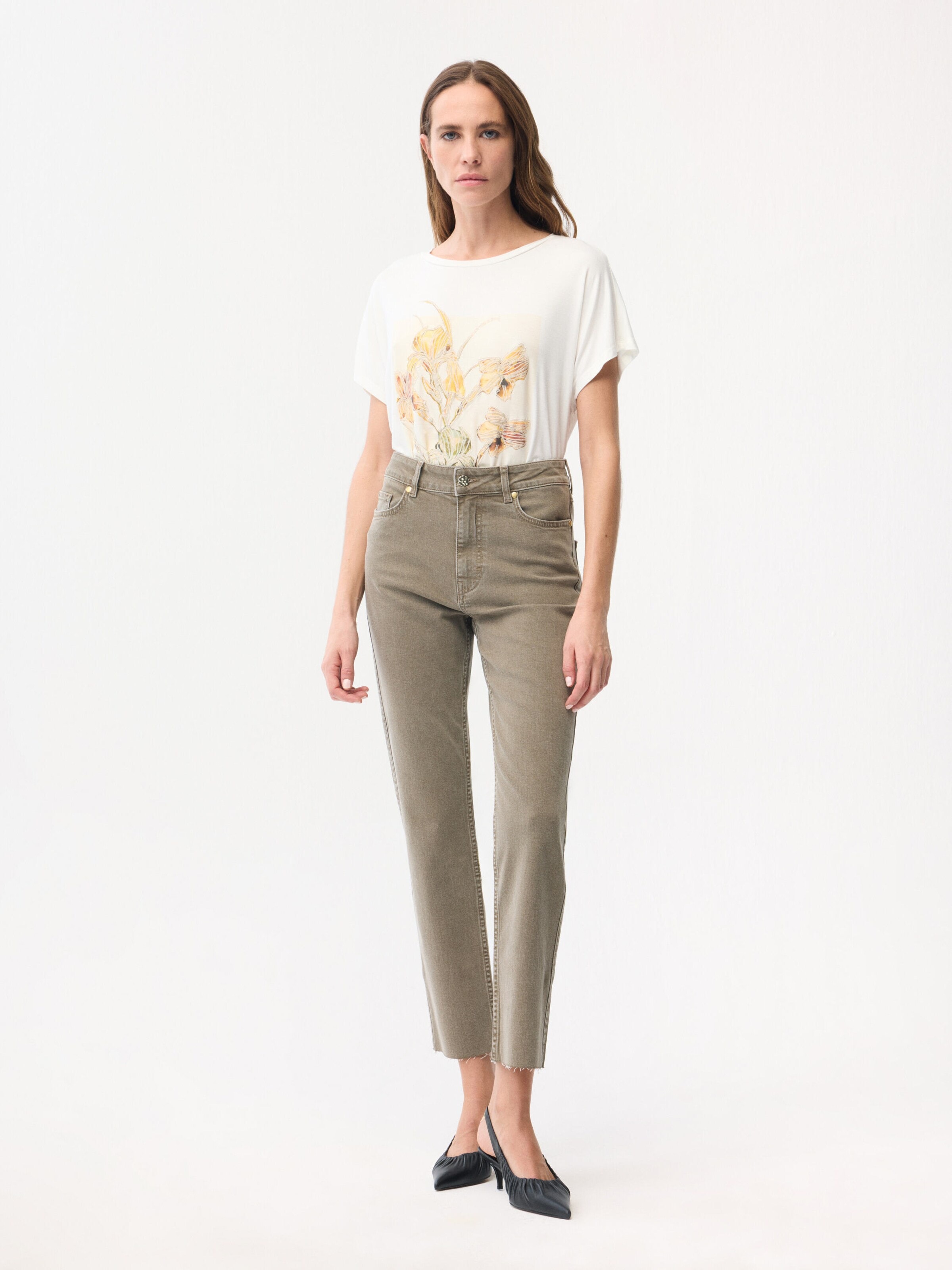 adl Tapered Jeans in Brown: front