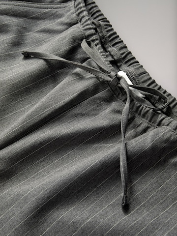 The Set Regular Hose in Grau