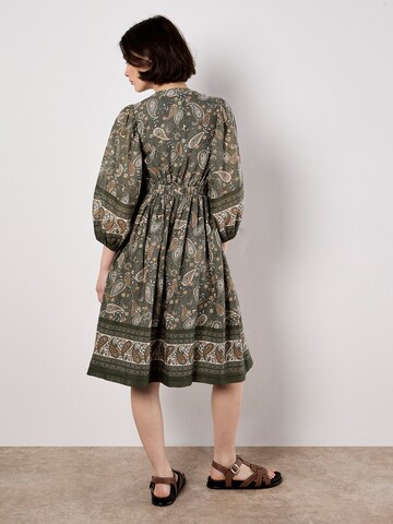 Robe Apricot en gris