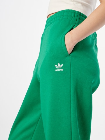 ADIDAS ORIGINALS - Tapered Calças 'Essentials Fleece' em verde