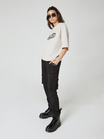 T-Shirt 'Juri' About You x Nils Kuesel en blanc