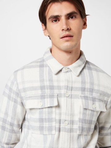 HOLLISTER - Ajuste regular Camisa en blanco