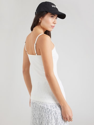 Top de la HOLLISTER pe alb