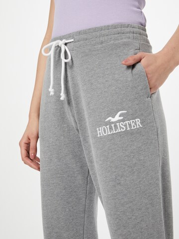 HOLLISTER Zúžený Kalhoty – šedá