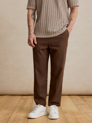 DAN FOX APPAREL - regular Pantalón 'Keno' en marrón: frente