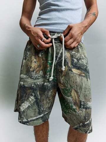 BershkaBaggy Hlače - zelena boja