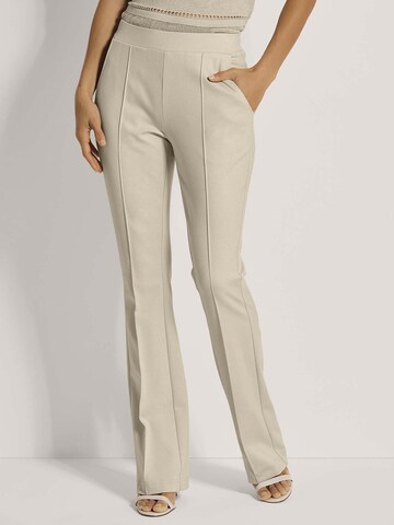 MADELEINE Flared Broek in Beige: voorkant