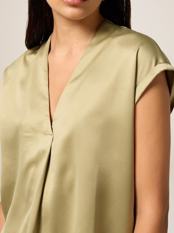 Top di oltre in verde