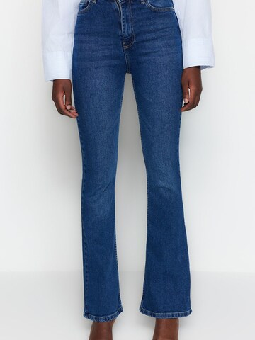 Trendyol Flared Jeans in Blauw