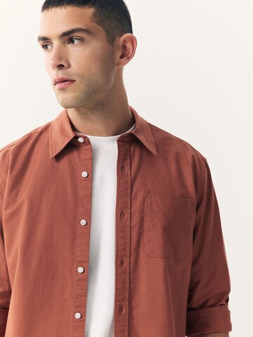 Next - Ajuste estrecho Camisa en marrón