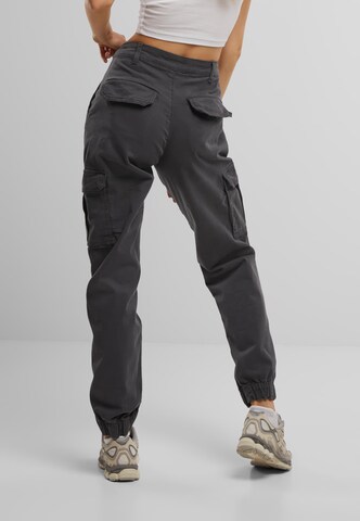 Tapered Pantaloni cargo di Urban Classics in grigio