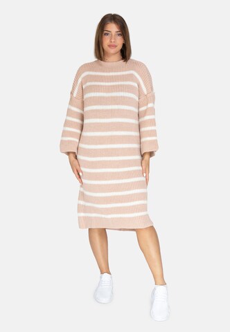 Elara Strikkjole i beige: forside