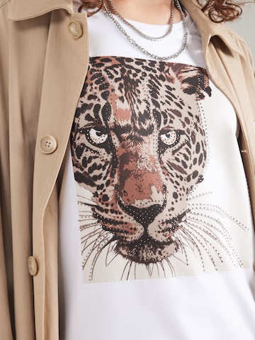 Tricou de la monari pe alb