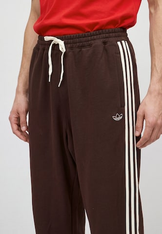 Regular Pantaloni 'AS 3S' de la ADIDAS ORIGINALS pe maro
